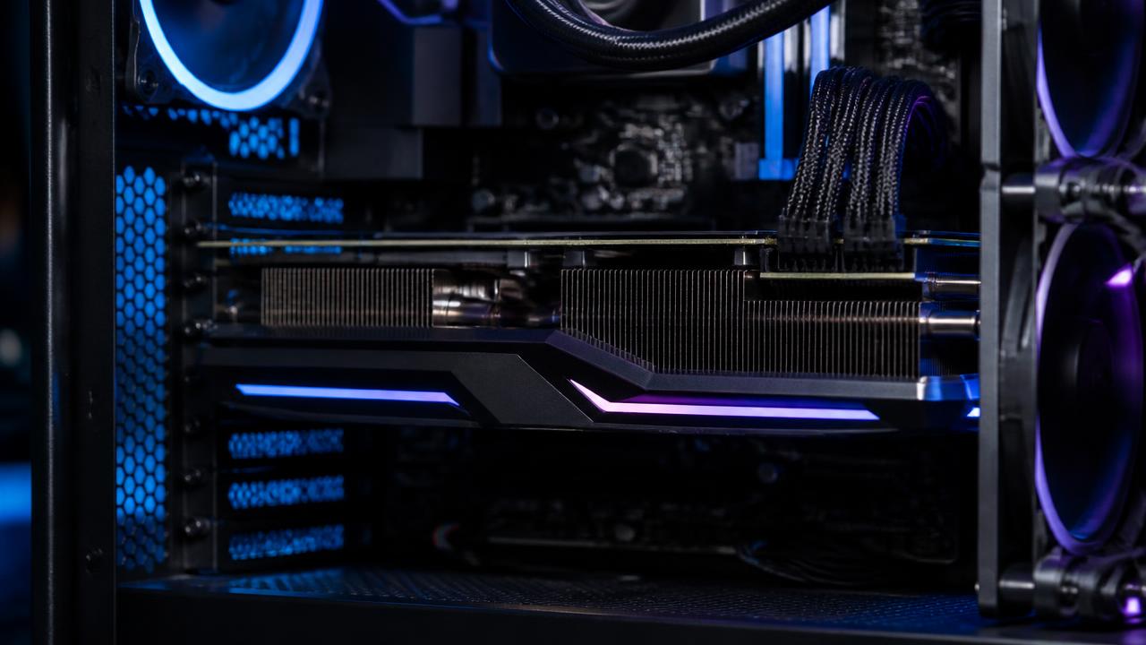 Detalhe interno de um PC gamer premium com placa de vídeo de alto desempenho instalada