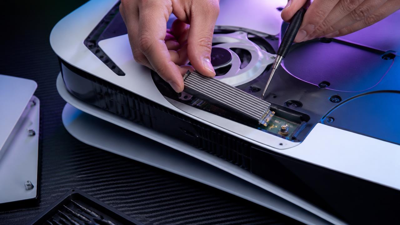 Instalação de um SSD M.2 NVMe com dissipador na baia de expansão do PlayStation 5